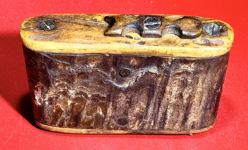 23-198 Snuff box with horn body and antler plates
